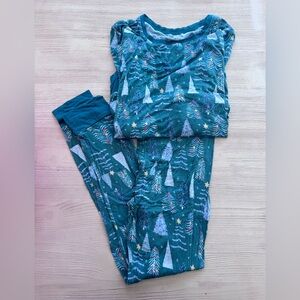 LITTLE SLEEPIES - 2 PIECE SET - GREEN TREES CHRISTMAS PRINT -  SIZE 16